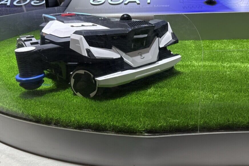 ECOVACS GOAT XT10000 4WD PRO mit seitlich ausgefahrenem TruEdge Trimmer